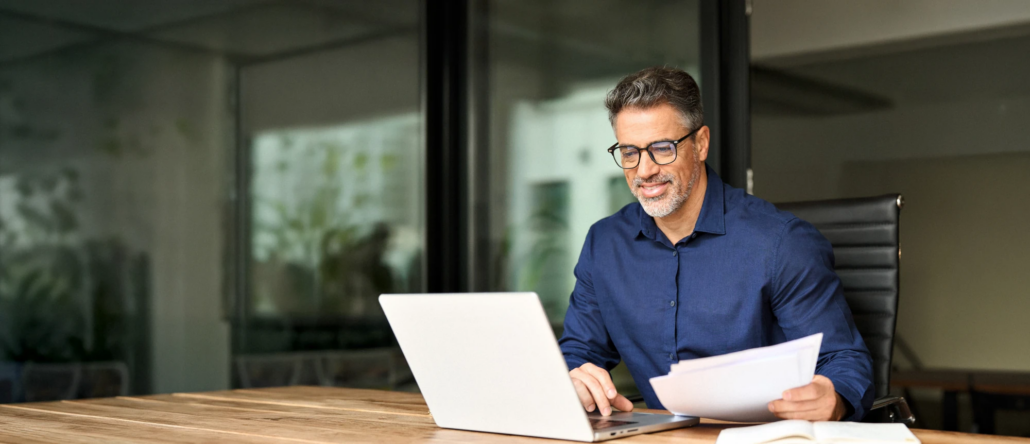 outsourced-cfo-in-illinois Business owner working at a desk in a downtown office